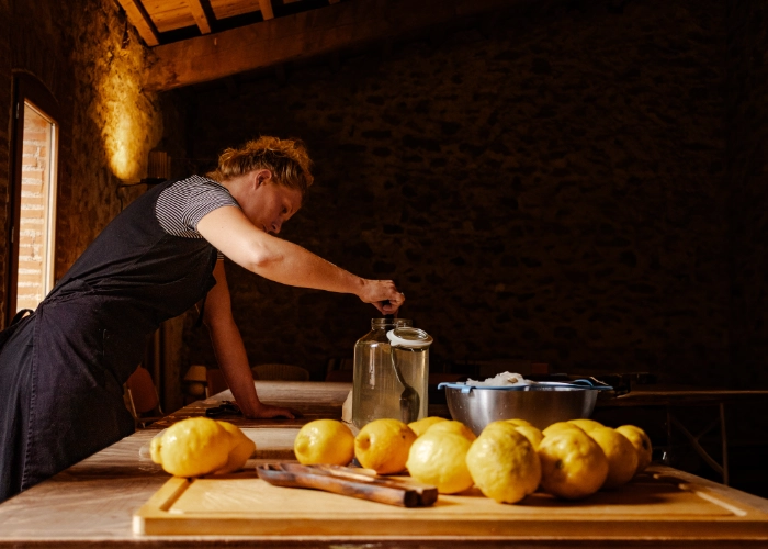 Préparation du kéfir de citrons dans la cuisine collective du Mas Alavall, Permaterra.