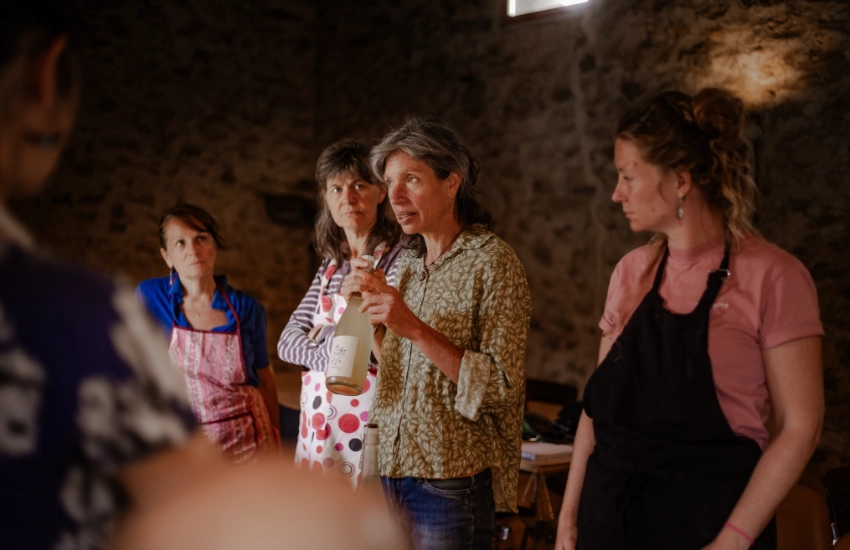 Formation kéfir et lactofermentation avec Marie-Noëlle Bourgeois et des participants dans la cuisine collective du Mas Alavall pendant un atelier pratique.