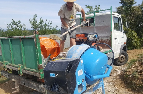 Une personne est en plein travaux pour la construction d'un bâtiment écologique.