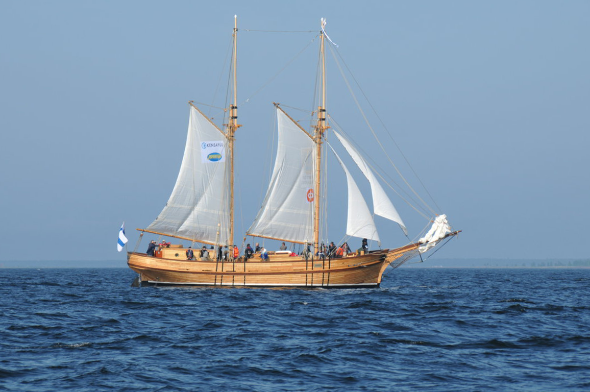 Mittatilaustyönä valmistettu isopurje veneessä avomerellä