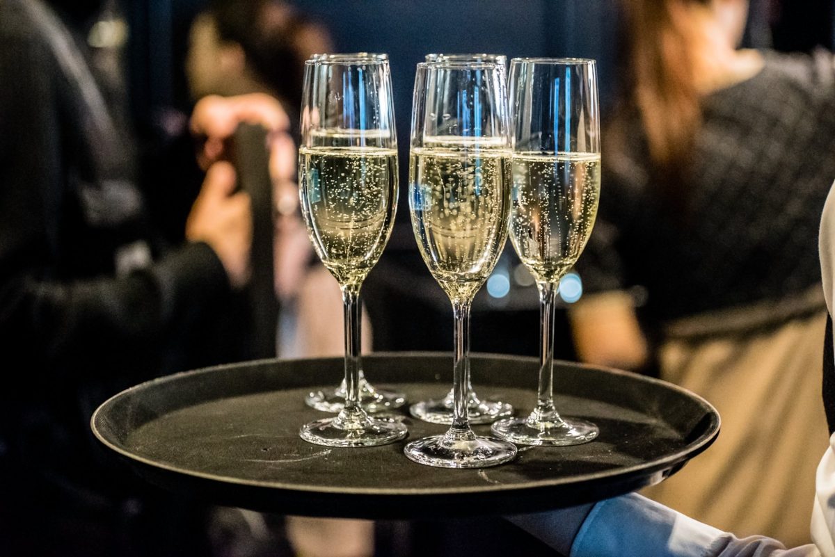 Catering Service – Kellner serviert Champagner auf Tablett bei elegantem Firmen- oder Hochzeitsevent