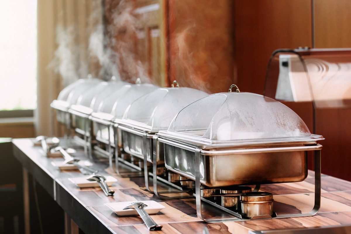 Catering Buffet – Professionelle Chafing Dishes mit dampfend heißen Speisen beim Cateringservice