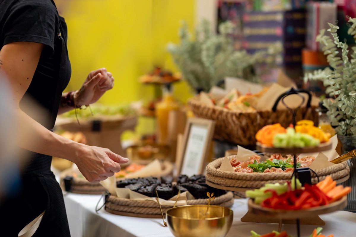 Catering Aufbau – Professioneller Aufbau eines Vorspeisen-Buffets mit frischen Zutaten für Veranstaltung