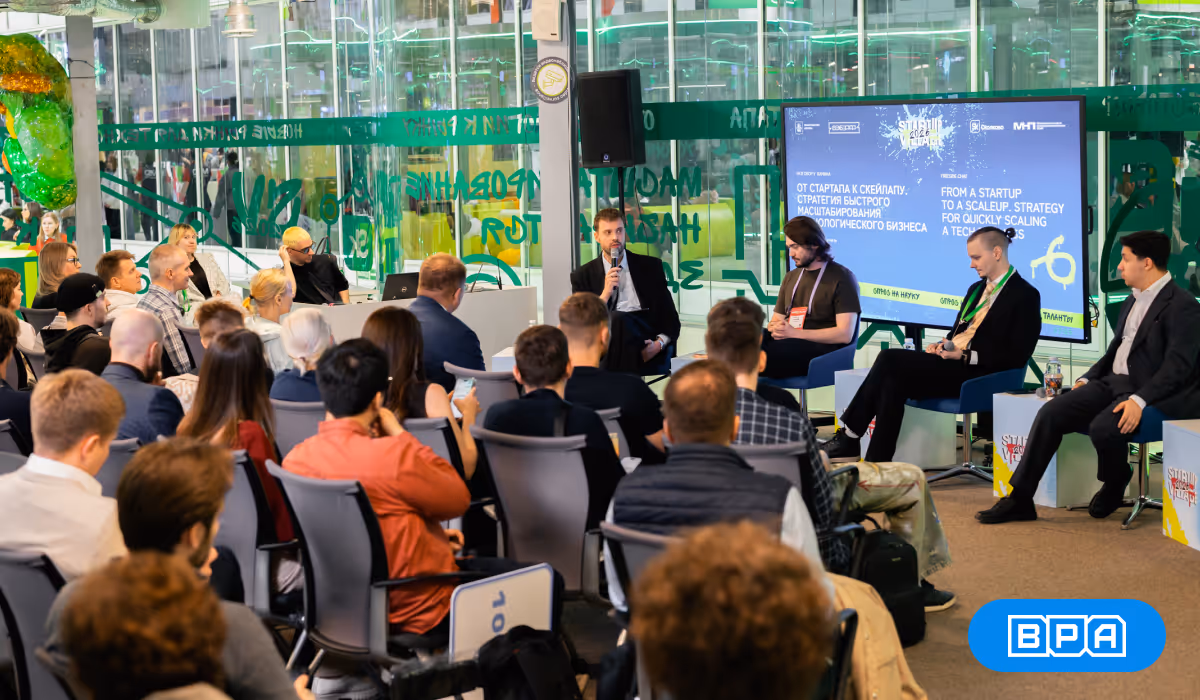 Аркадий Фроймчук, коммерческий директор BPA, выступает на Startup Village 2026