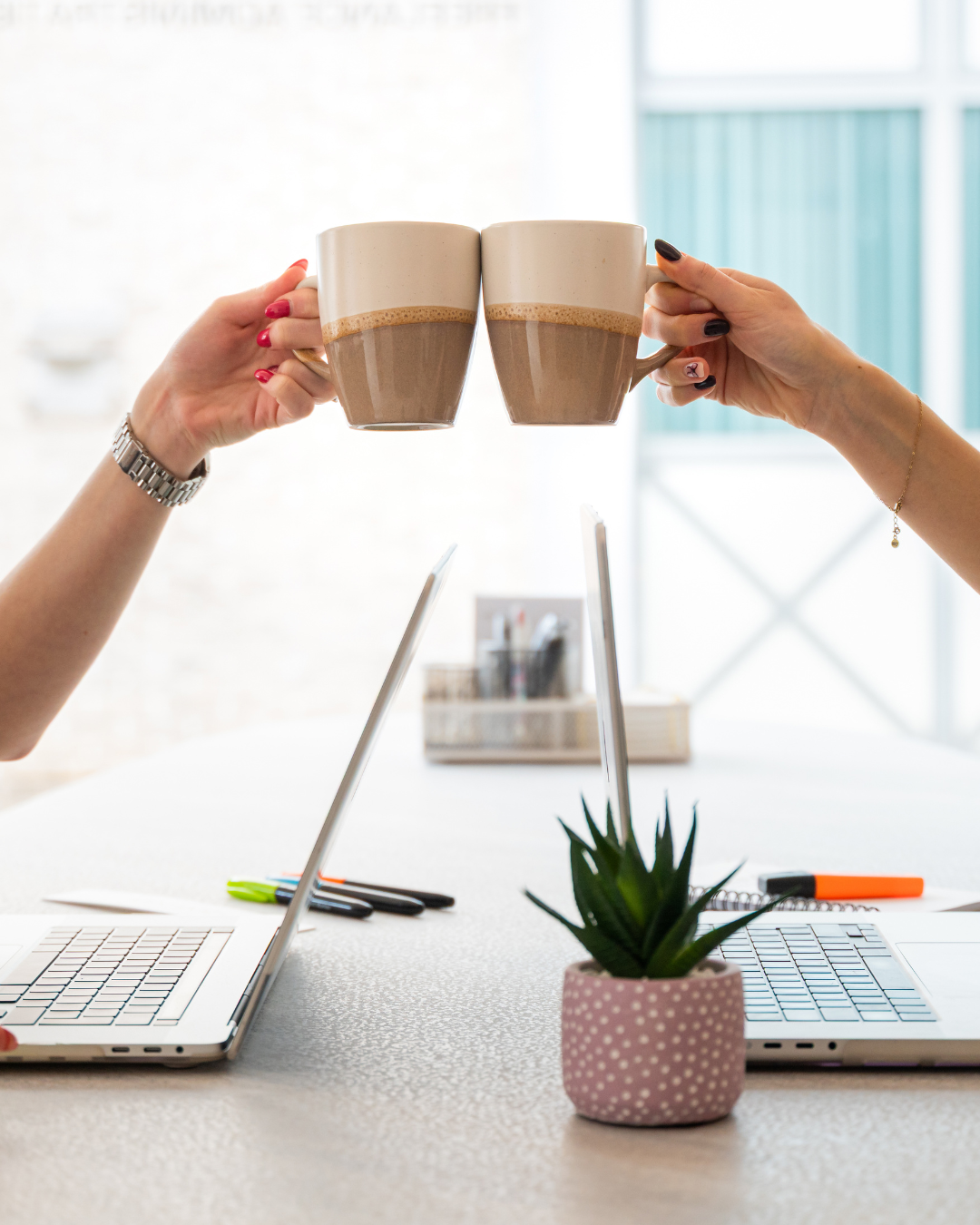 een freelance administratief medewerker die poseert met een kop koffie vast