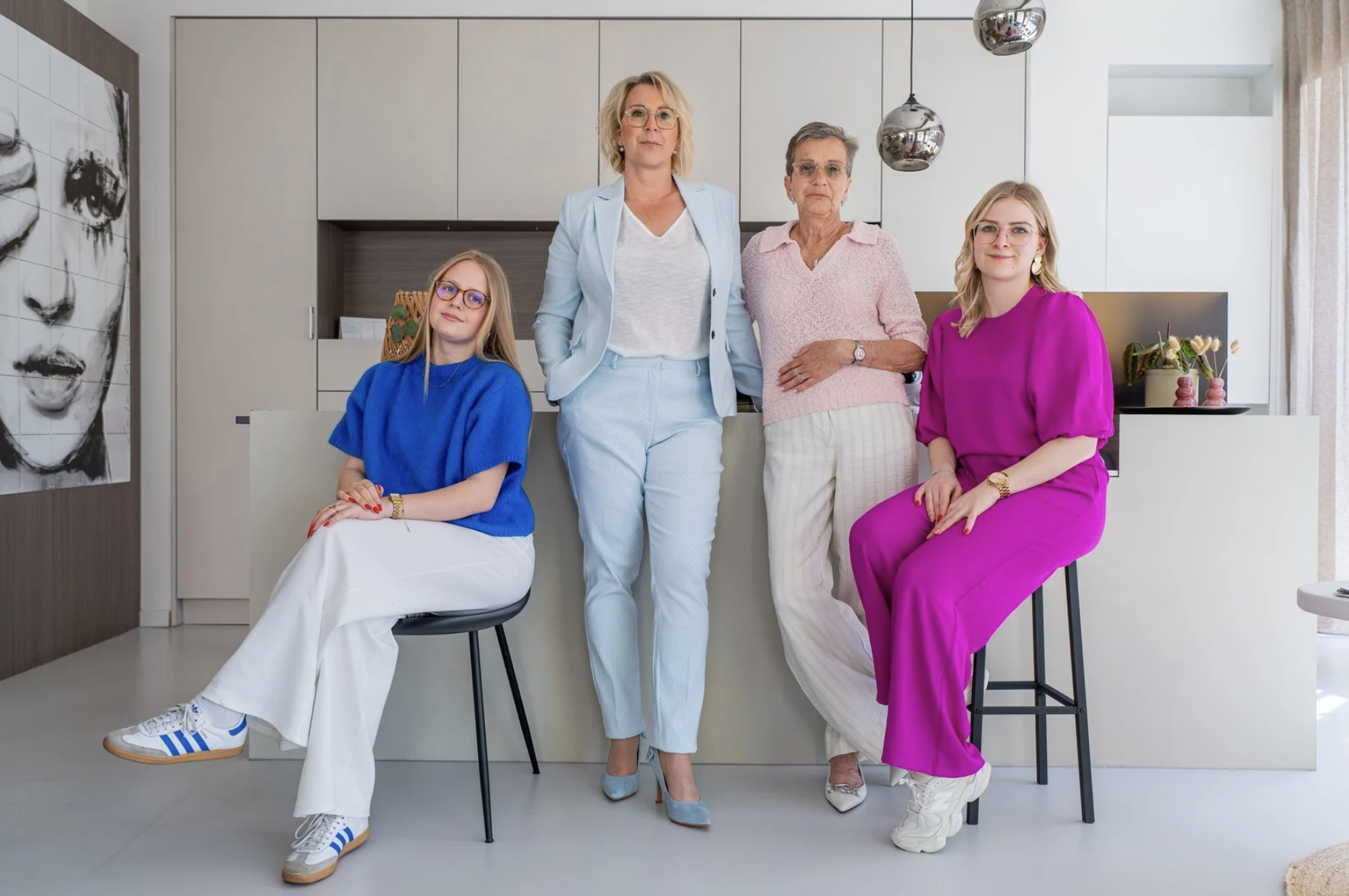 Een groep freelancers in administratieve ondersteuning die samen aan tafel zitten voor een bespreking