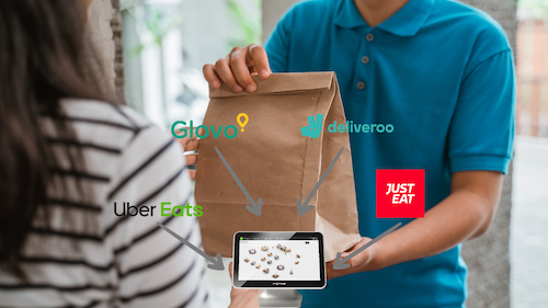 Repartidor delivery entregando pedido de restaurante gestionado con sistema Hiopos