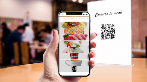 Cliente escaneando código QR de carta digital de restaurante con teléfono móvil