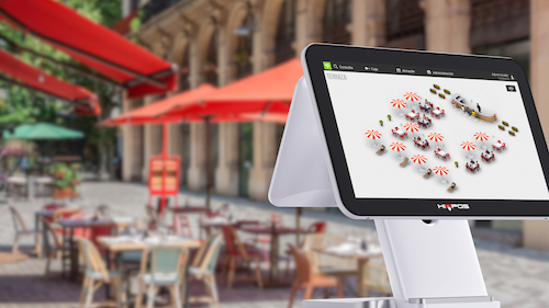 Terraza exterior de restaurante con software Hiopos mostrando gestión de mesas en pantalla táctil