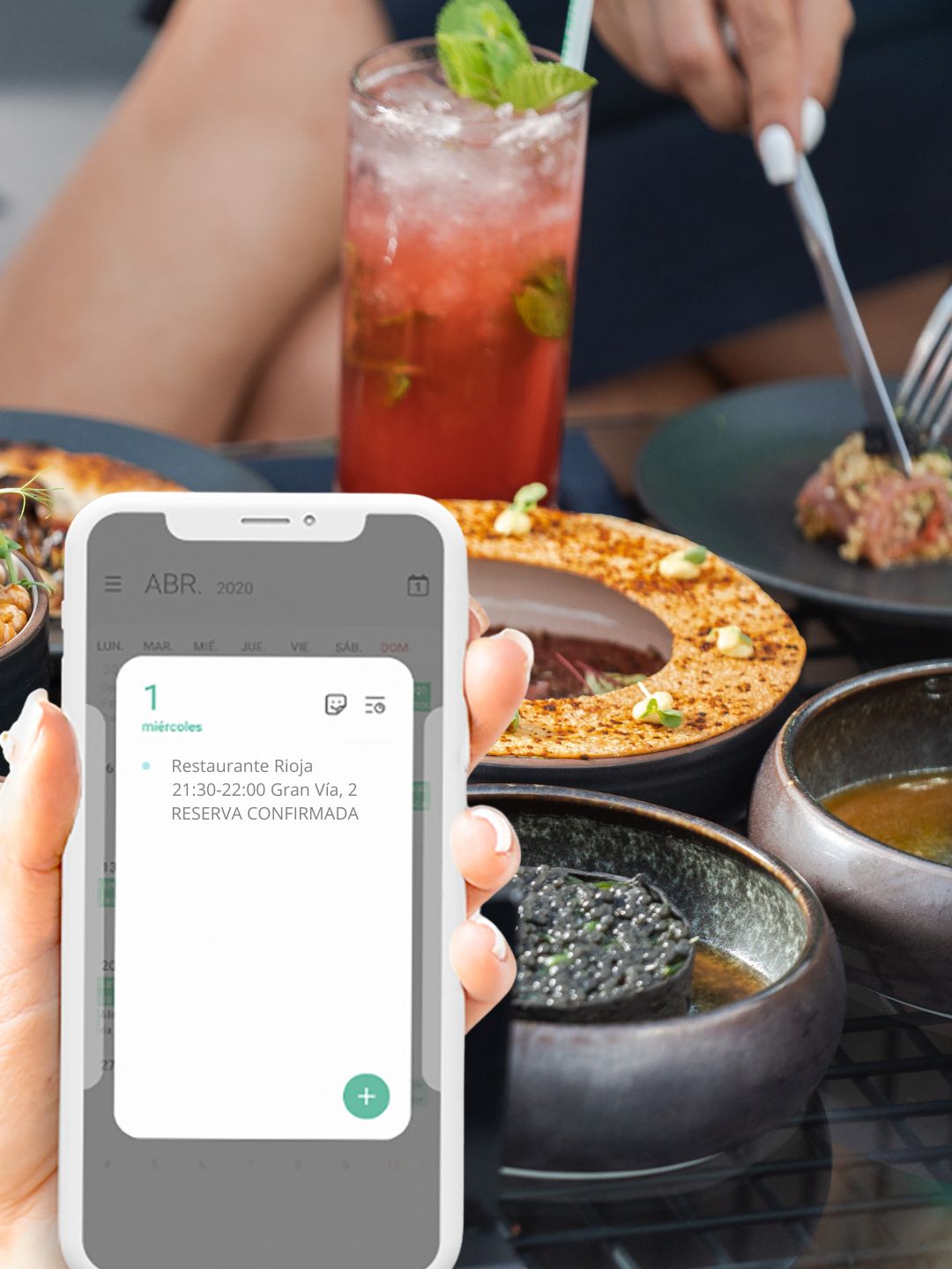 Clientes disfrutando comida en restaurante con reserva confirmada en aplicación móvil Hiopos