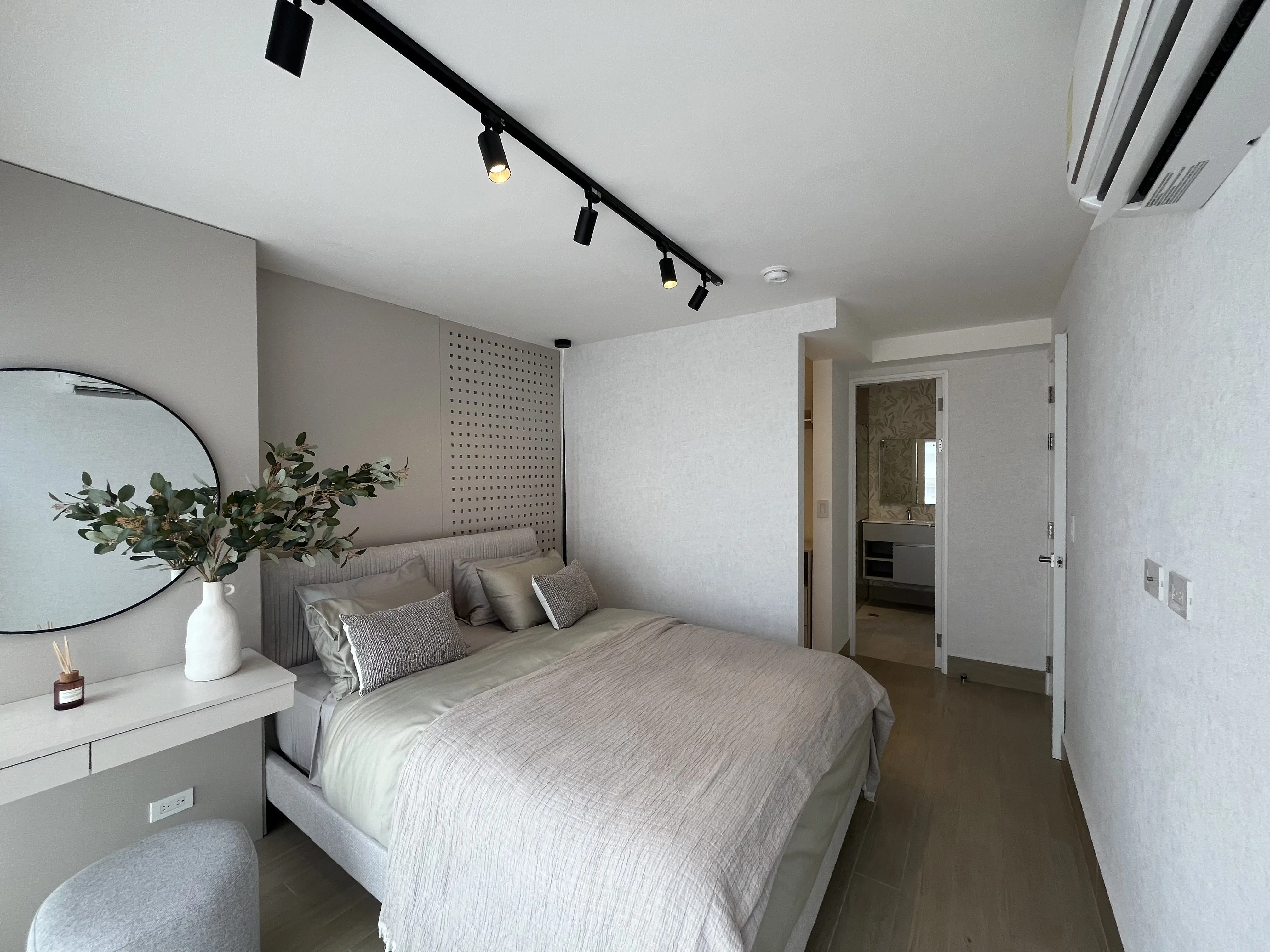 Residences Steps from the Cinta Costera