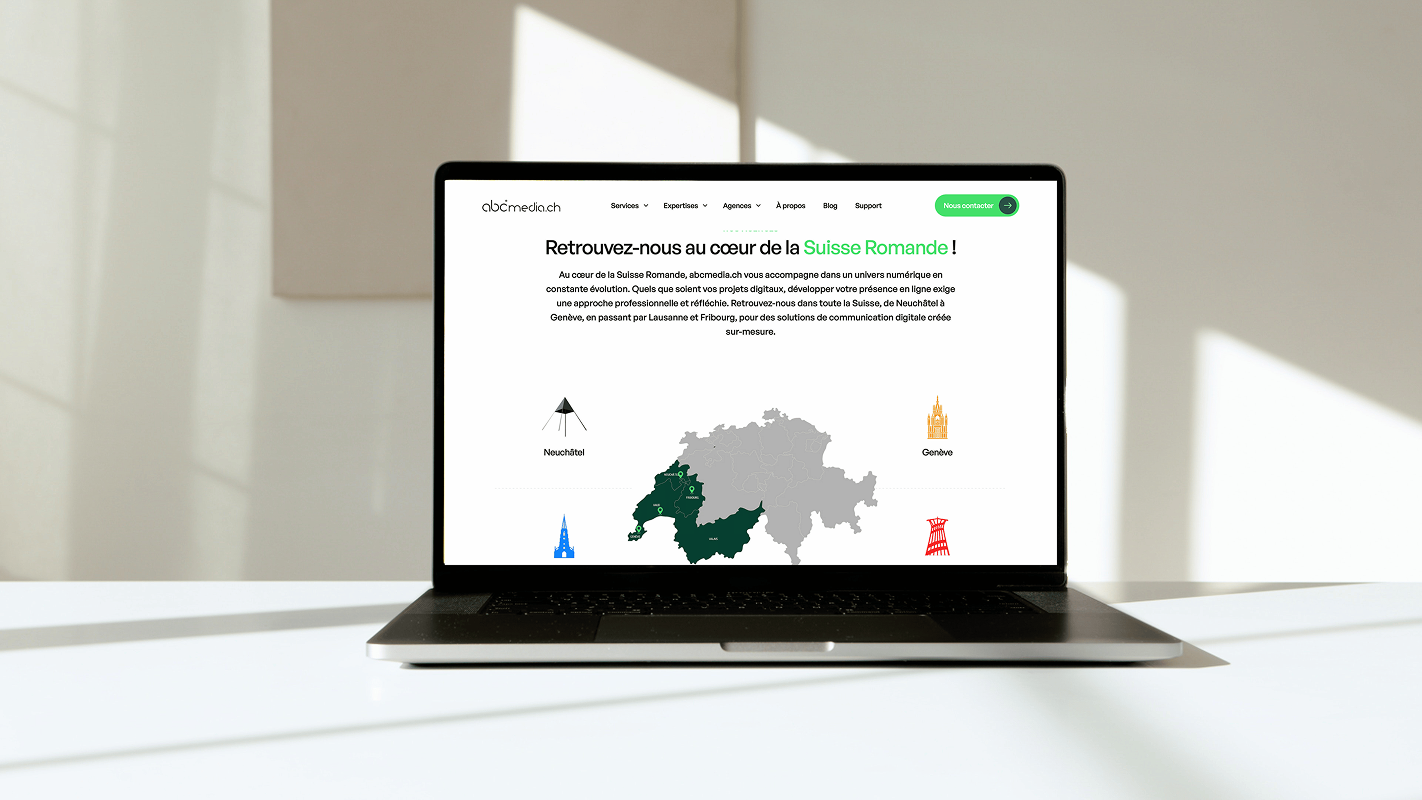 page web abcmedia ouverte sur un ordinateur posé sur une table