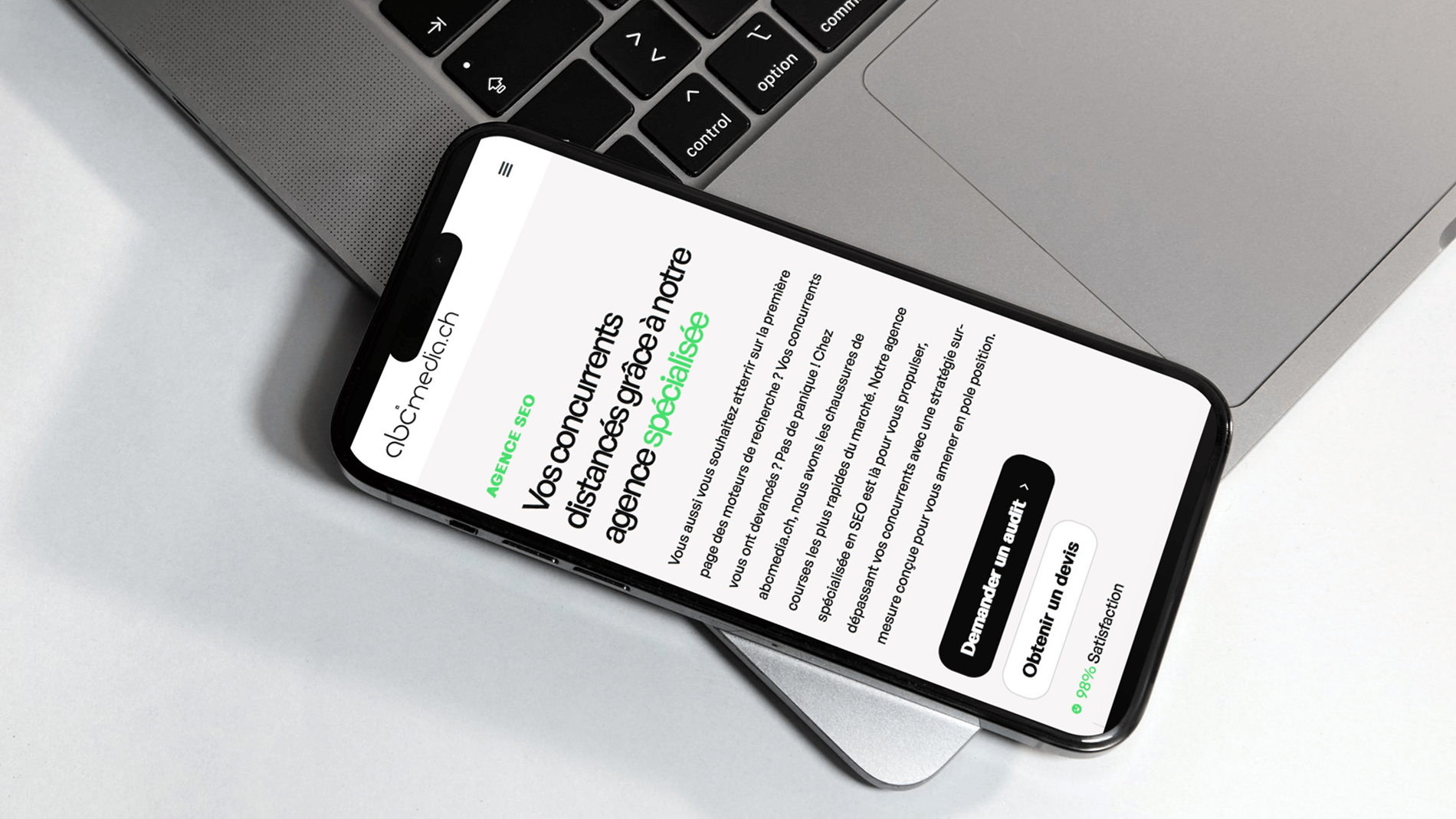 mockup iphone site web agence de voyage