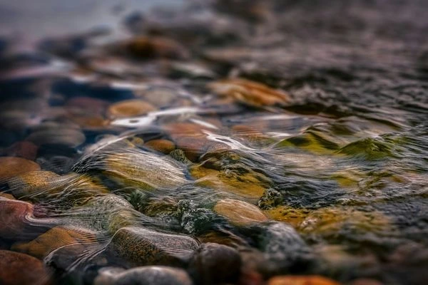 Une photo d'une rivière avec de l'eau pour illustrer le sujet d'étude et les formations sur l'eau et les paysages.