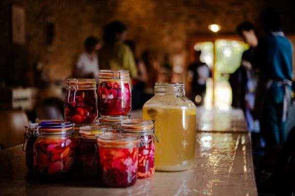 Une photo de produits alimentaires transformés par lacto-fermentation pour illustrer le sujet d’étude et les formations sur la transformation.