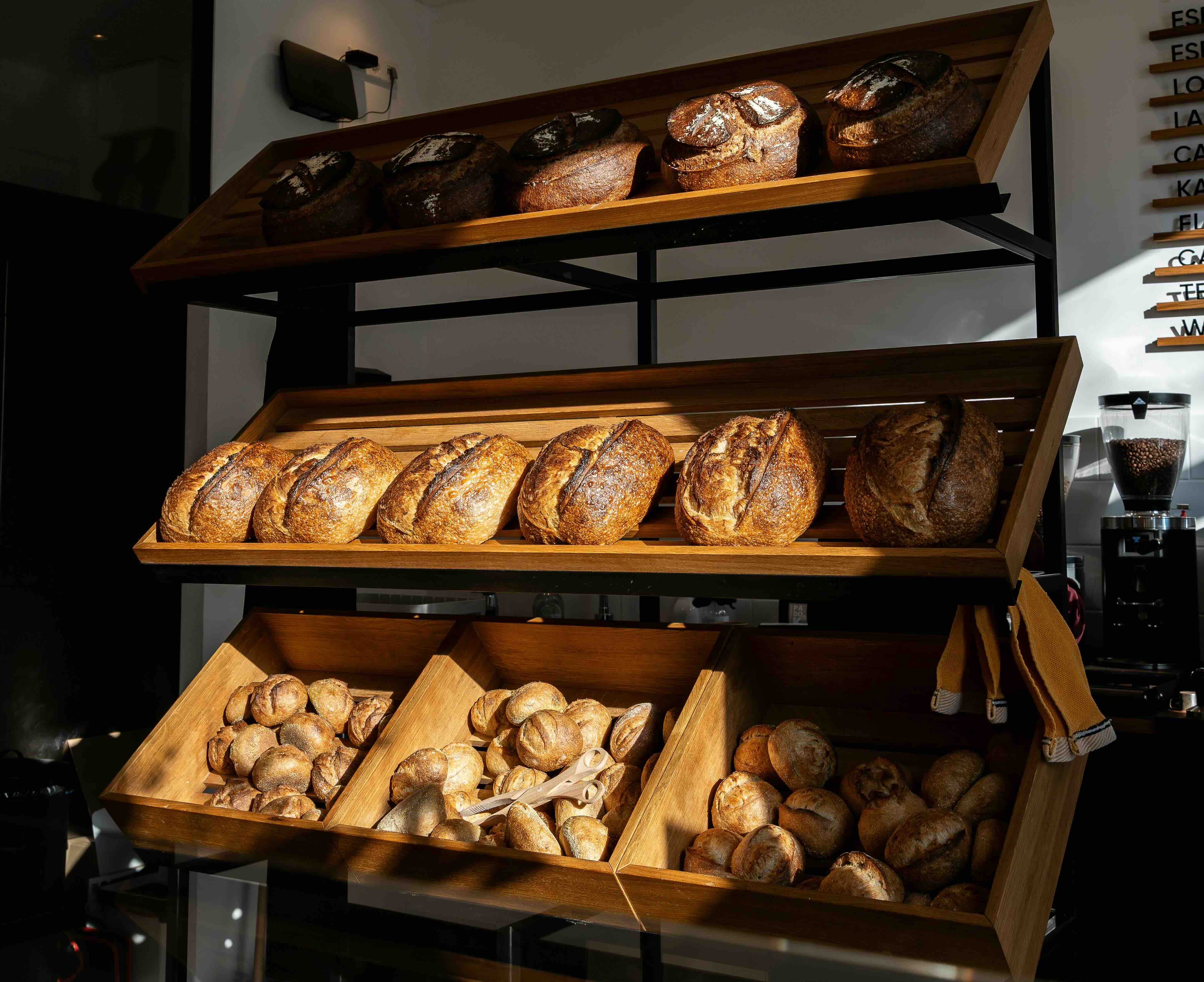 Présentoir de boulangerie avec différents pain dans une boulangerie artisanale.