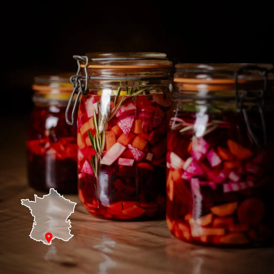 Photo d’aliments lacto-fermentés dans un bocal, lors d’une formation en transformation de fruits et légumes : kéfir et lacto-fermentation. Photo de Myriam Boye.
