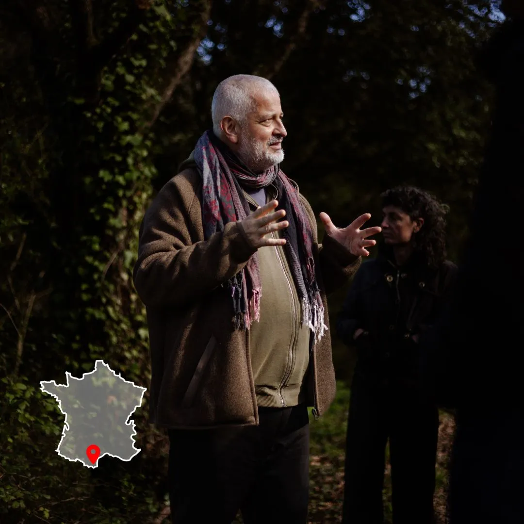 C’est une photo du formateur Hervé Coves, en train d’animer la formation en agriculture syntropique à Permaterra à Céret. Photo de Myriam Boye.