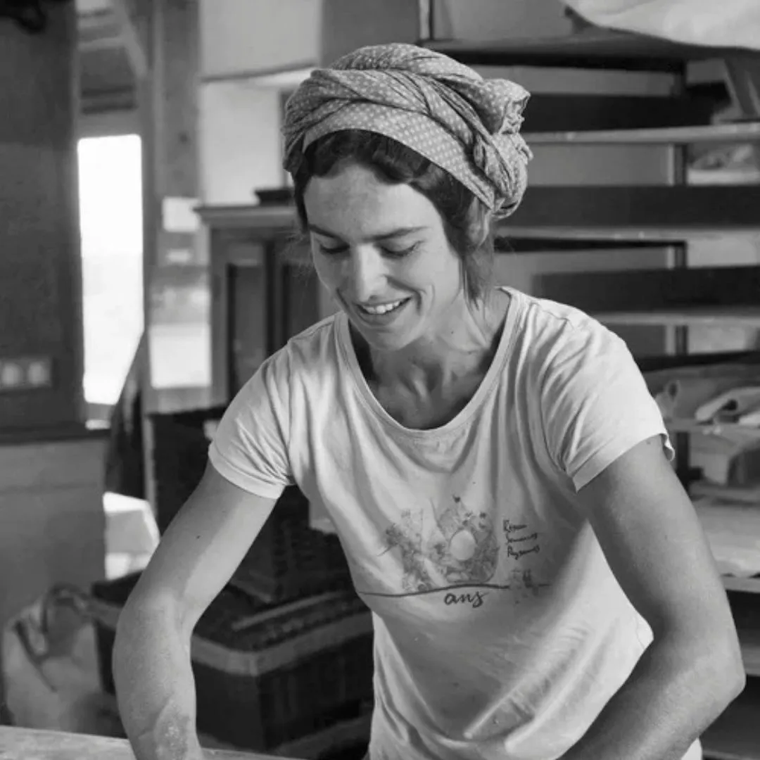 Portrait photo de Marjolaine Matet, formatrice à Permaterra pour la formation faire du pain au levain et concevoir son fournil.