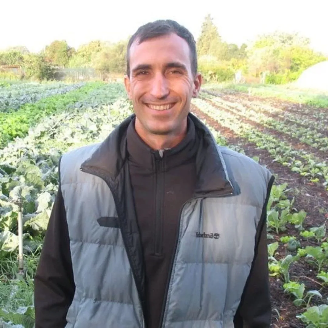 Photo d'André Trives, Formateur Créer et développer sa ferme en maraîchage sur sol vivantchez Permaterra Formation.