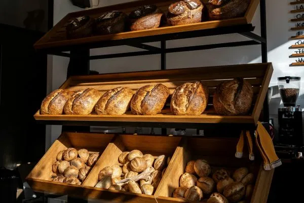 Présentoir de boulangerie avec différents pains dans une boulangerie artisanale.