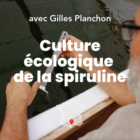 Photo d'un bassin de spiruline écologique, le formateur Gilles Planchon fait une analyse durant la formation culture de la spiruline. Photographe est Myriam Boye.