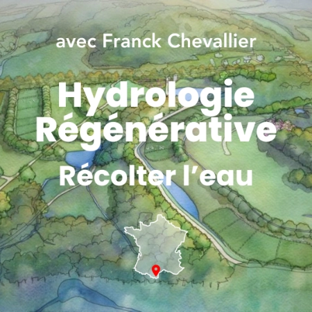 Vue aérienne d'un paysage agricole aménagé avec courbes de niveau et réserves collinaires, illustrant la formation Hydrologie Régénérative de Permaterra avec Franck Chevallier.
