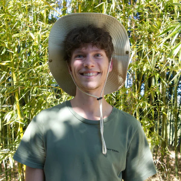 Portrait de Ruben éco-volontaire à la ferme de Permaterra.