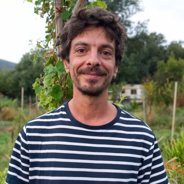 Portrait d'Antoine Couratte, maraîcher à la ferme associative de Permaterra et tuteur des écovolontaires.
