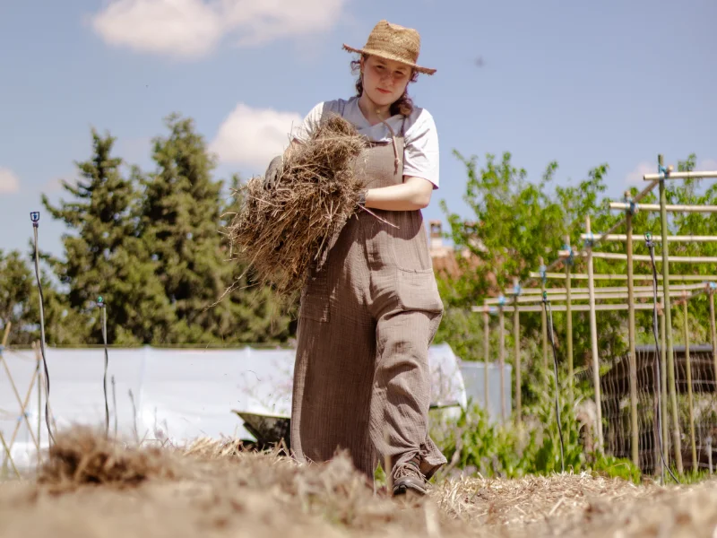 Écovolontaire qui entretient le potager en permaculture du Mas Alavall. Photographe Myriam Boye.