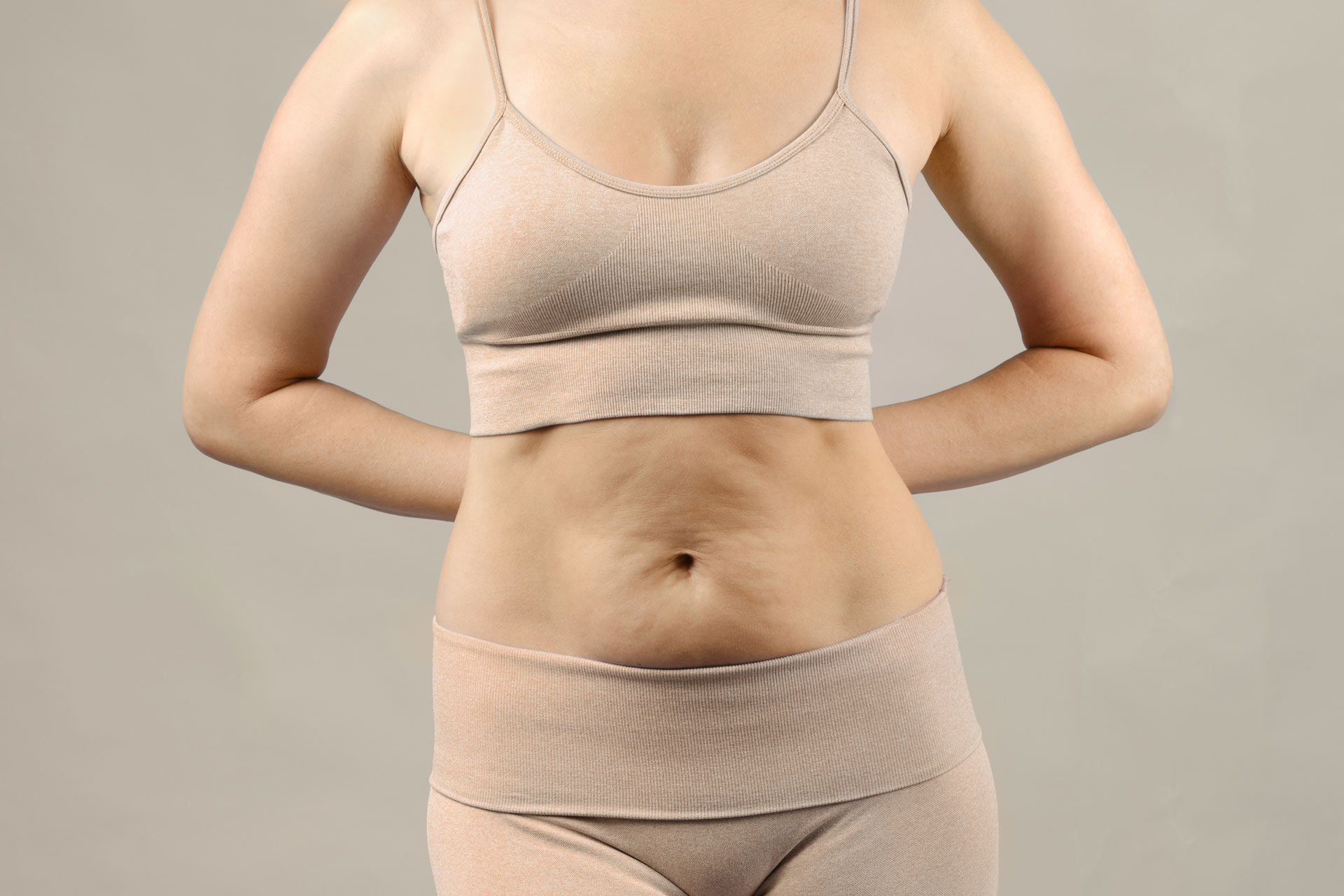 Abdominoplastia vs. liposucción: el diagnóstico que define cuál necesitas