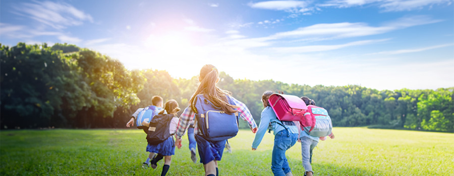 ランドセルを背負って英語教室に向かう子どもたち