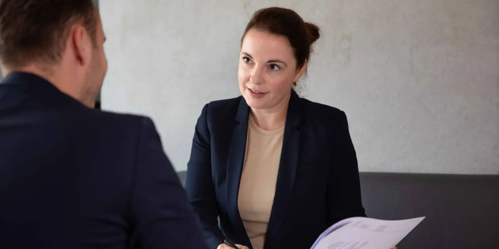 Anwältin für Wettbewerbsrecht Sarah Op den Camp im Gespräch mit Mandanten