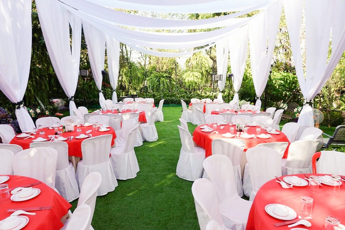 โต๊ะจีน 8 โต๊ะ ในสวน