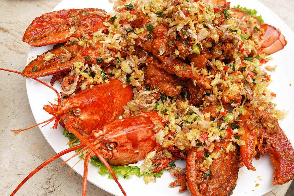 เมนูโต๊ะจีน กุ้งแม่น้ำยักษ์ทอดเกลือ