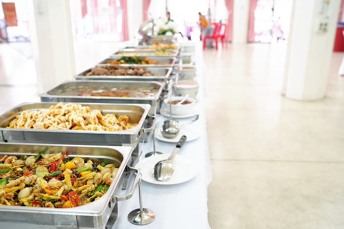 อาหารไทยบุฟเฟต์แบบบริการตัวเอง