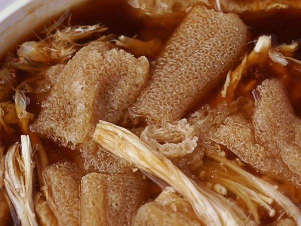 เมนูโต๊ะจีน ซุปเยื่อไผ่ไก่เส้นเห็ดเข็มทองน้ำแดง