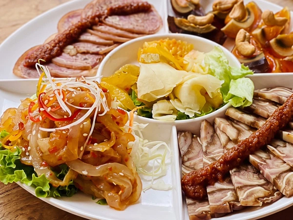 เมนูโต๊ะจีน ออเดิร์ฟเย็น 4 อย่าง โบโรน่าหมู, หูหมูแก้ว, ไข่เยี่ยวม้า, ยำแมงกะพรุน