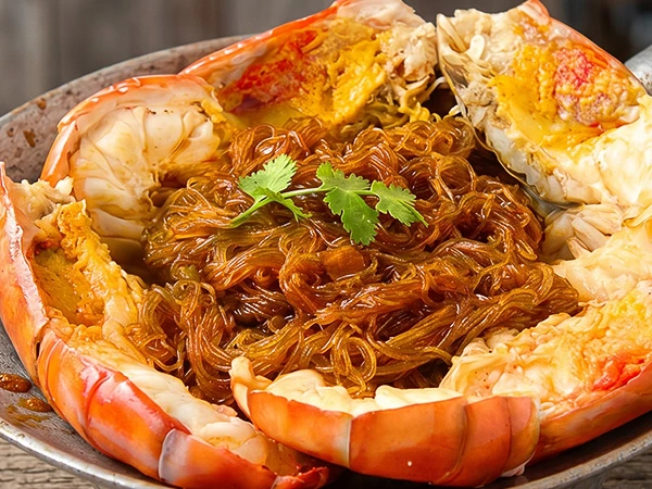 เมนูโต๊ะจีน กุ้งแม่น้ำอบวุ้นเส้น