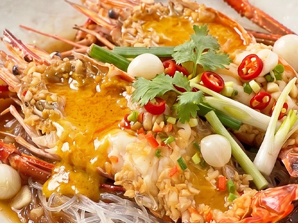 เมนูโต๊ะจีน กุ้งแม่น้ำนึ่งกระเทียมโทนวุ้นเส้น