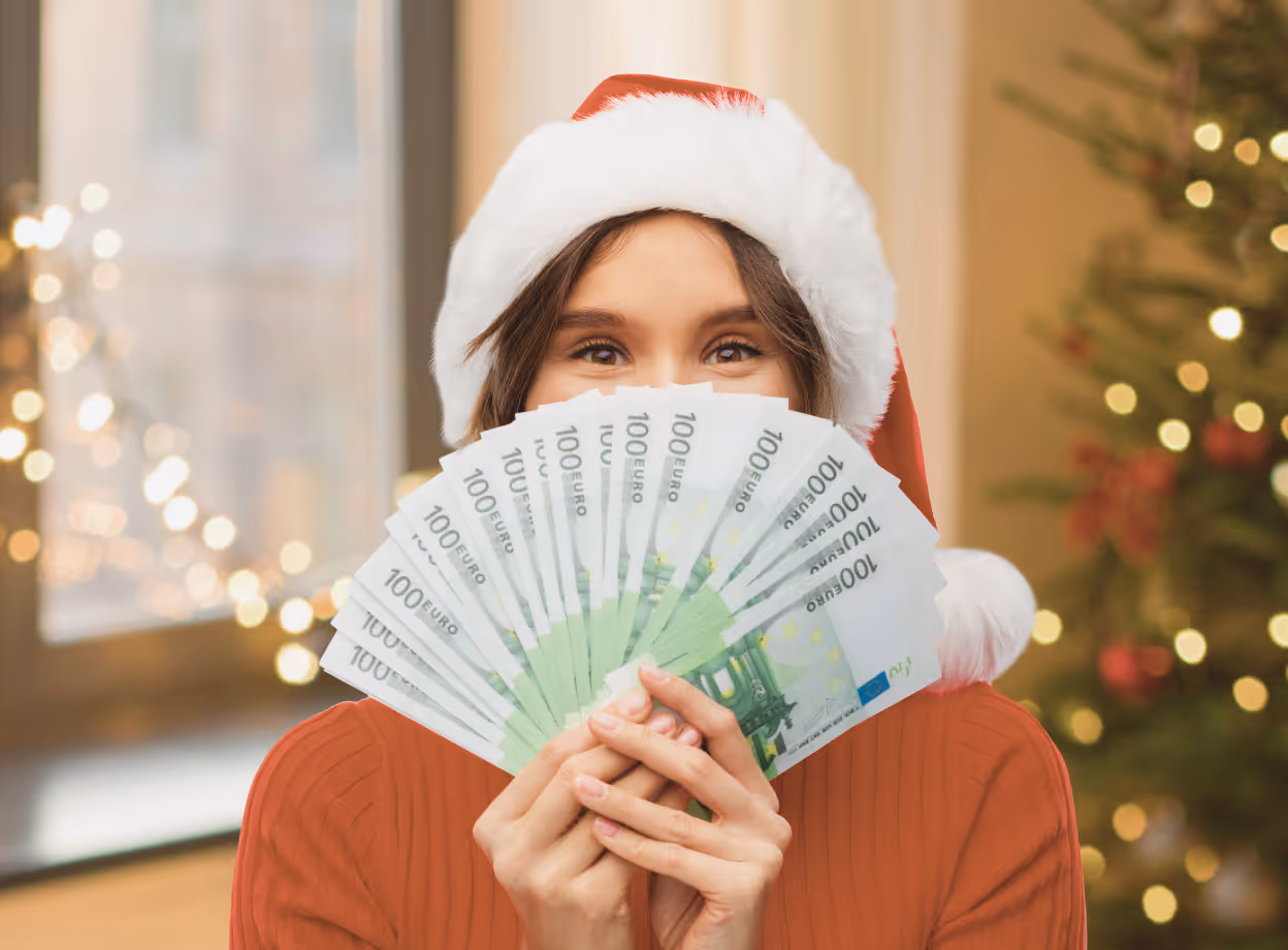Weihnachtsgeld 2025: Arbeitnehmerin freut sich über Sonderzahlung zur Weihnachtszeit.