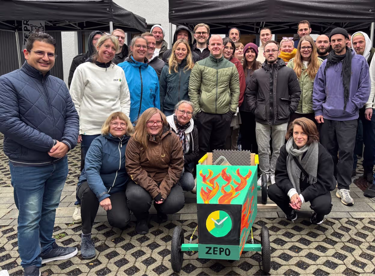 Team Building Event bei ZEP: Unternehmens-Team beim gemeinsamen Outdoor-Teambuilding mit selbstgebauter Seifenkiste.