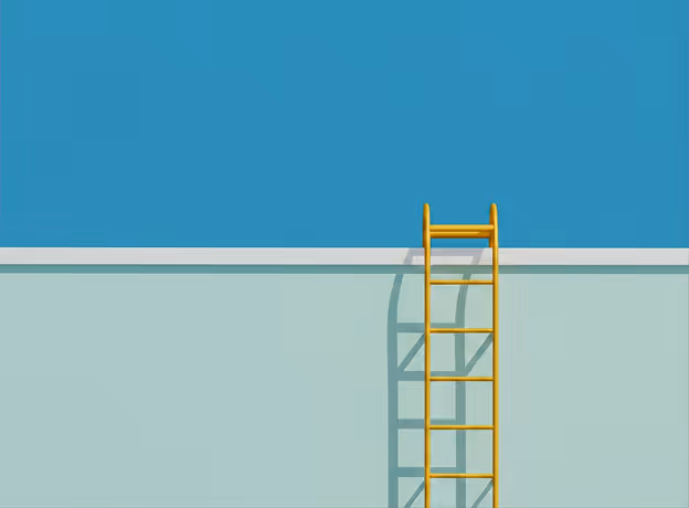Gelbe Leiter lehnt an einer Wand als Symbol für systematische Führungskräfteentwicklung im Unternehmen.
