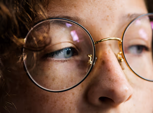 Frau mit Brille in Nahaufnahme als Zeichen für Business Intelligence.