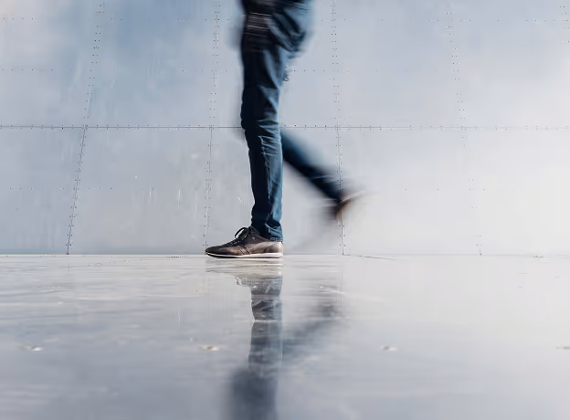 Berater in modernem Gebäude symbolisiert die Auslastungssteuerung und Work-Life-Balance im Consulting.