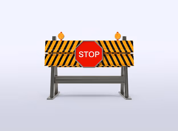 Absperrschranke mit STOP-Schild symbolisiert eine Urlaubssperre im Unternehmen.