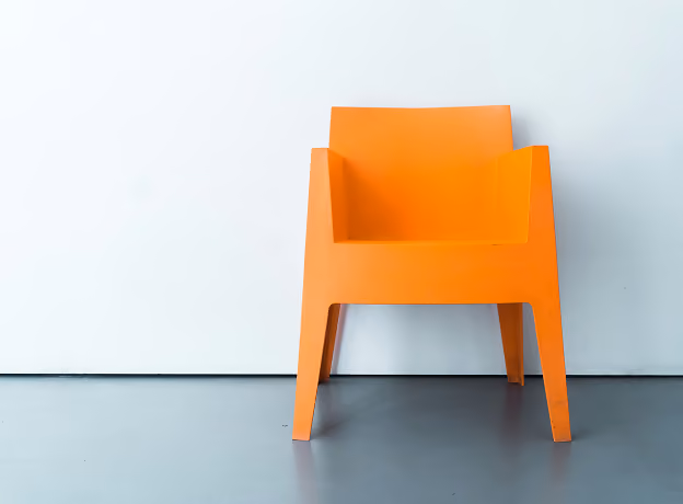 Leerer Stuhl vor weißer Wand als Symbol für unbesetzte Beraterkapazität im Bench Management Consulting.