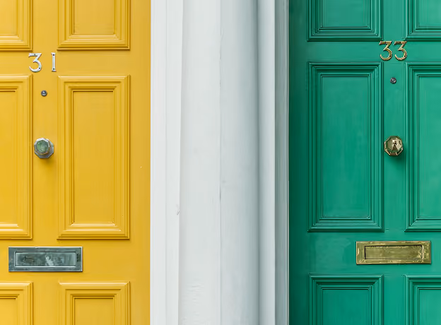 Zwei nebeneinanderstehende Haustüren in Gelb und Grün symbolisieren die Entscheidung zwischen zwei Software-Optionen für Projektdienstleister.