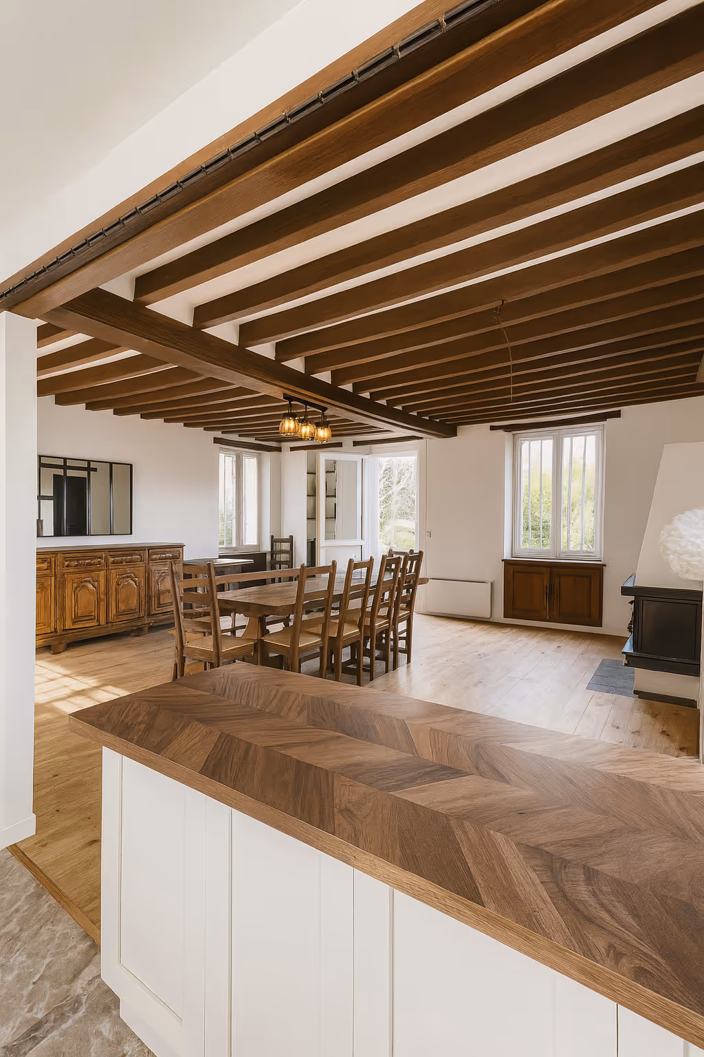 Grand salon ouvert sur RDC avec poutres apparentes à Tannerre-en-Puisaye par Maison Laborde
