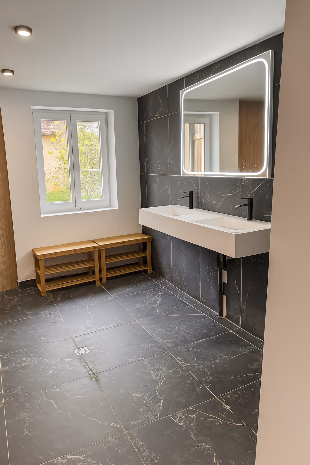Grande salle de bain avec douche italienne à à Tannerre-en-Puisaye par Maison Laborde